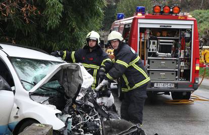 Udario u kamion pa u betonski stup: Auto smrskan, vozač živ 