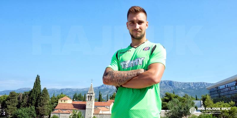 Josip Posavec stigao u Hajduk i potpisao jednogodišnji ugovor