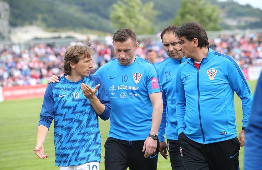 Prijateljska utakmica Hrvatske nogometne reprezentacije i NK OmiÅ¡ povodom 100 godina istoimenog kluba