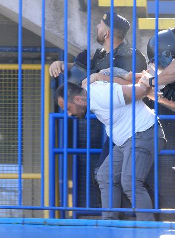 Policija privodi navija&ccaron;e na utakmici izme&dstrok;u Dinama i Hajduka