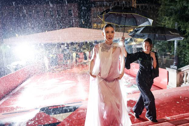 Jaka kiša nije zaustavila filmske zvijezde na crvenom tepihu Sarajevo Film Festivala