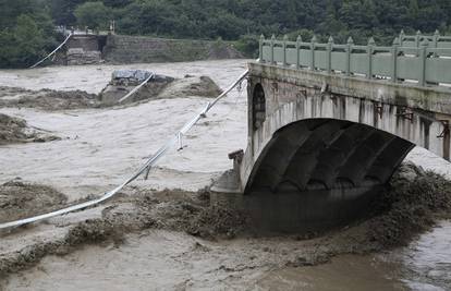 Urušio se most u Kini, u  rijeku upali autobusi i automobili