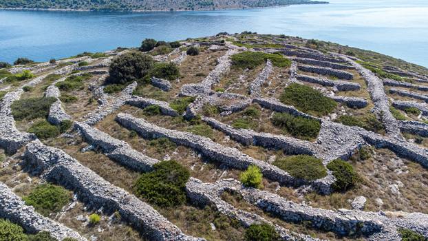 Otok Bavljenac izgleda kao divovski otisak prsta i nezaobilazna je atrakcija u šibenskom arhipelagu