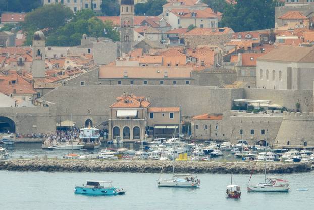 Dubrovnik ljeti, tisuće posjetitelja, ali i bogata ponuda za svakoga