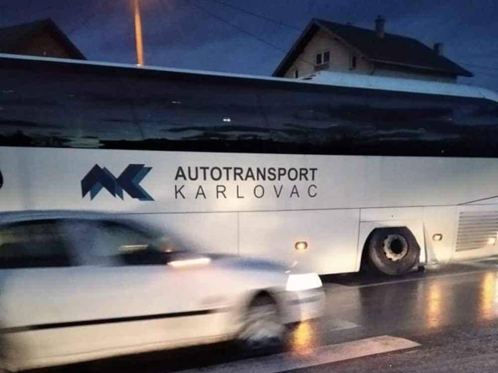 S busa u Dugoj Resi otpao kotač pa se zabio u drugi automobil