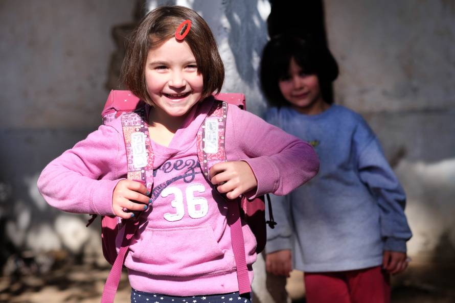 Cestom smrti do škole: Odroni, provalije, divlje svinje i poskoci