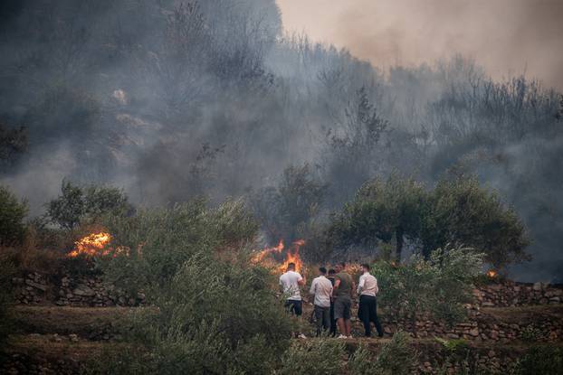 Žrnovnica: Vatra ušla u naselje