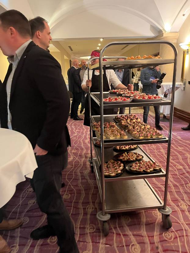 FOTO Što se jede u stožerima: Kod Milanovića malo toga, kod Primorca našli utjehu u lososu