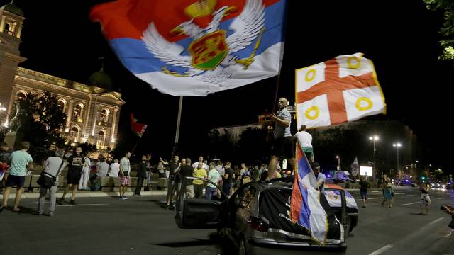 After the first results of the parliamentary elections, supporters of the Montenegrin opposition in Serbia gathered in front of the Serbian Parliament to celebrate the victory.Simpatizeri opozicije Crne Gore u Srbiji po dobijanju prvih rezultata parlame