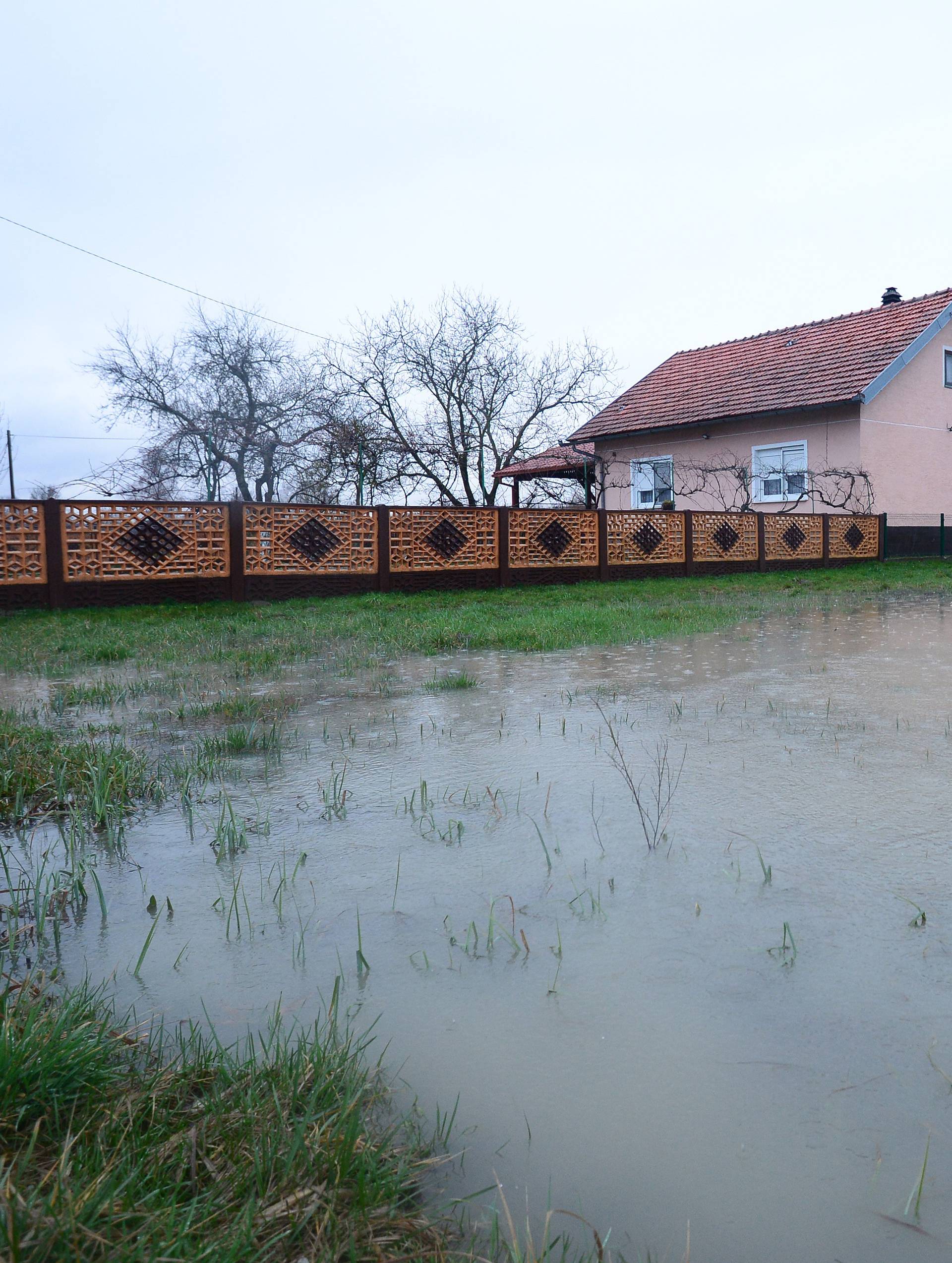 Zemlja je zatrpala traktor kraj Požege, vozač se jedva spasio