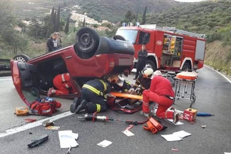 Auto se na cesti prevrnuo na krov, žena završila u bolnici