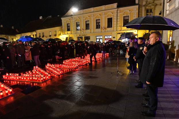 Varaždin: Riječju "Vukovar" ispisanim lampašima tradicionalno je obilježen Dan sjećanja na žrtve Domovinskog rata u Vukovaru i Škabrnji