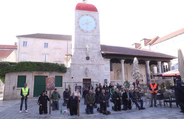 Trogir: Prosvjed protiv molitelja krunice "Tiha misa" Arijane Lekić-Fridrih 