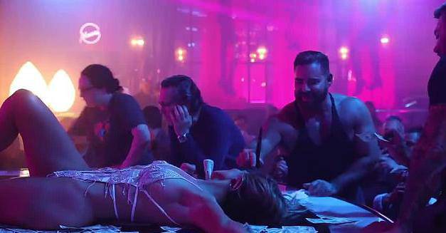 Pojavio se video u kojem J.Lo u tangama pleše i mrda guzom