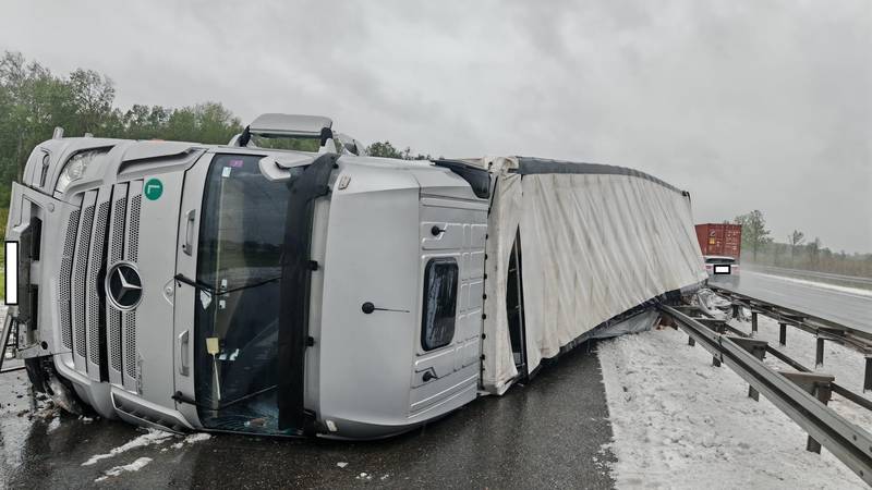 Pogledajte kaos na A3 zbog prevrnutog kamiona: Čekamo satima. Možda dočekamo jutro