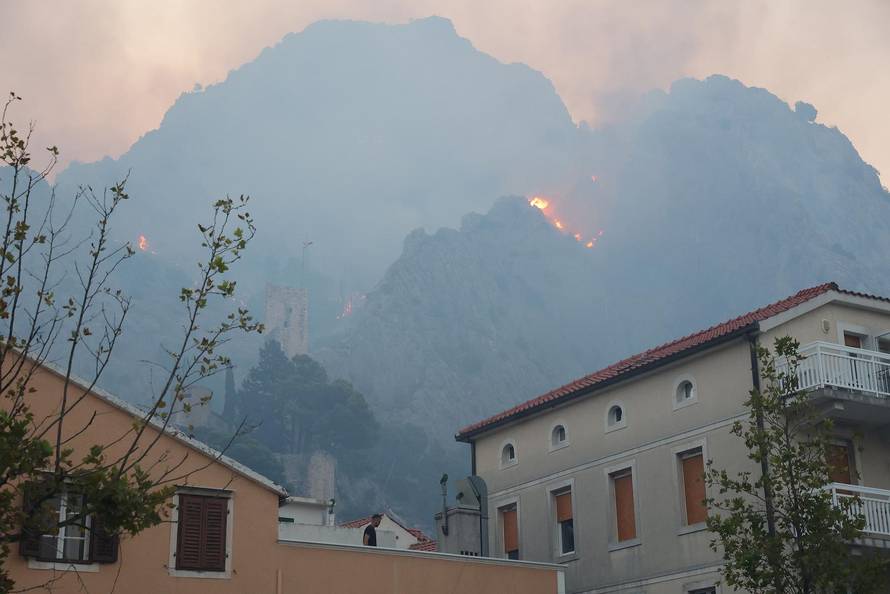 Požar kod Omiša i dalje bukti