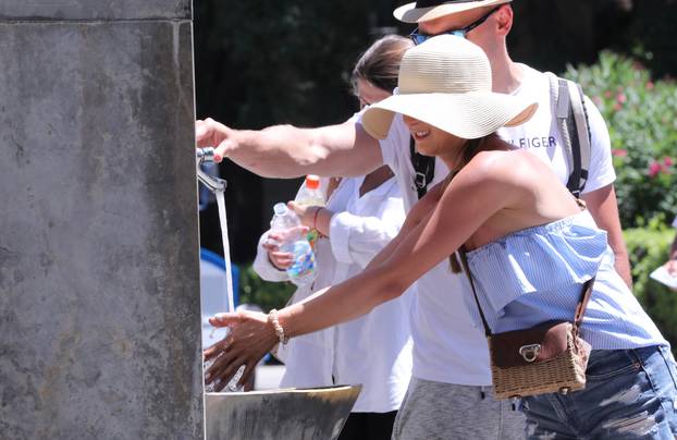 Split: Građani i turisti provode vrijeme u hladovini i traže osvježenje u fontanama