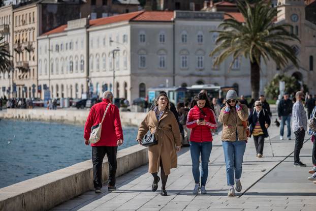 Split: Sunčano i toplo poslijepodne građani proveli na rivi