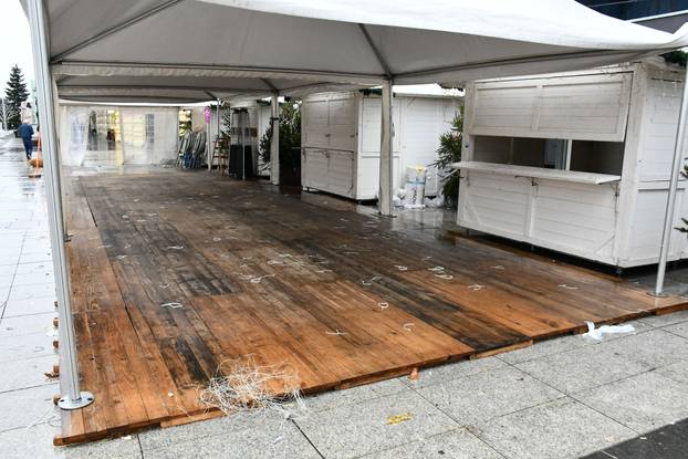 Slavonski Brod: U središtu grada počelo uklanjanje blagdanskih dekoracija i adventskih kućica