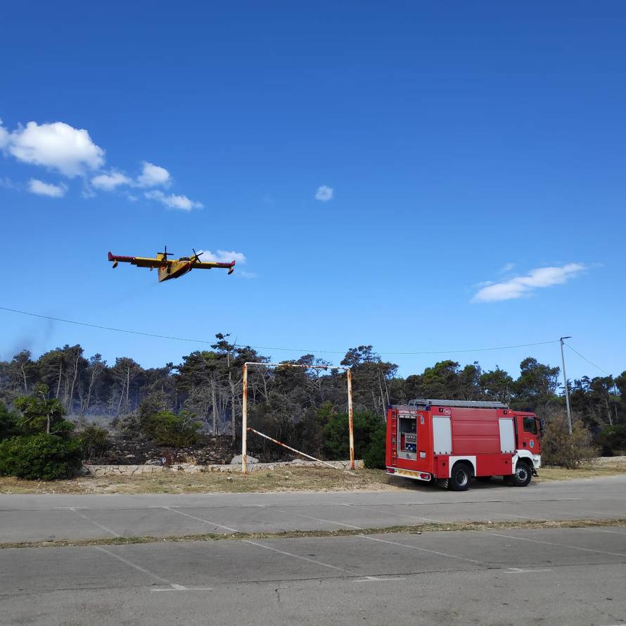 'Požar na Zrću smo zaustavili, ali ljudi će na terenu ostati cijeli dan  i noć da ga potpuno ugase'
