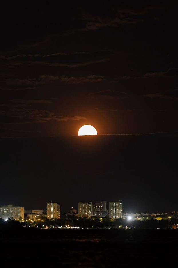 Puni mjesec iznad Splita