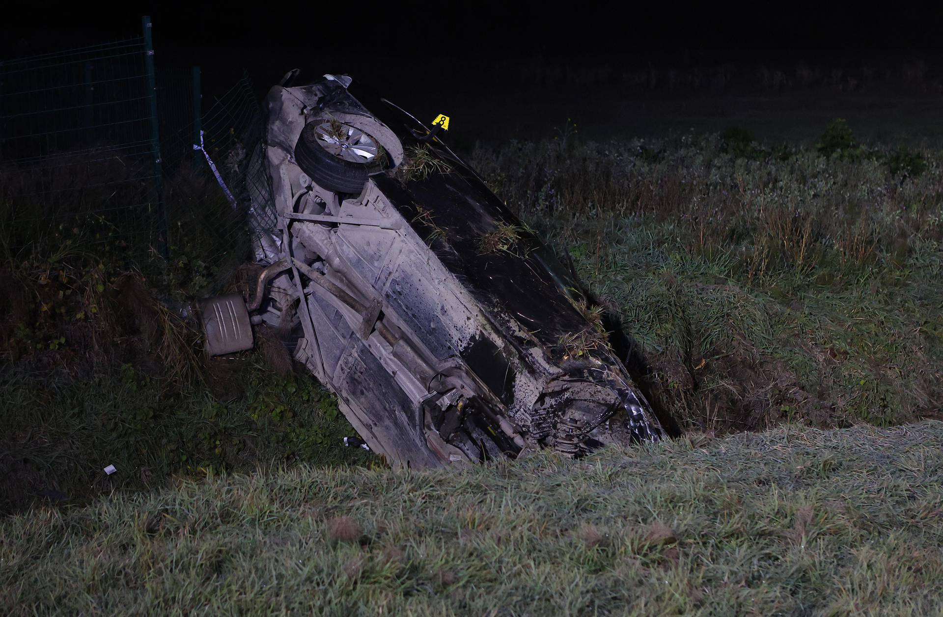 FOTO Užas kod Zeline: Izletio s ceste,  nakon prevrtanja završio u kanalu. Poginuo jedan čovjek