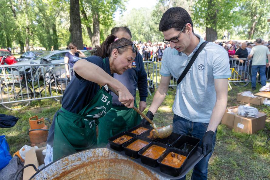 Osijek. Podjela graha na lijevoj obali Drave na Praznik rada