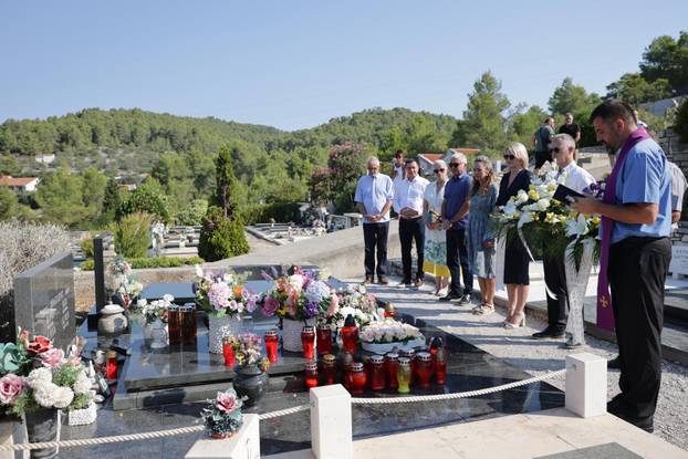 Vela Luka: Polaganje vijenaca na grob Olivera Dragojevića