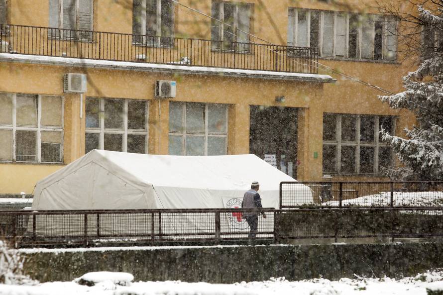 Osijek: Pred Domom zdravlja postavljen šator s ambulantom za COVID-19