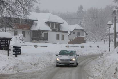VIDEO Na Plitvicama palo još 60 cm snijega, na cestama ralice