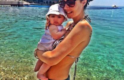 Tamara Ecclestone pozirala u badiću s kćerkicom na plaži