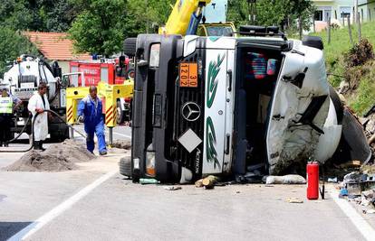 Pokraj Močila se prevrnula cisterna s 25.000 l goriva