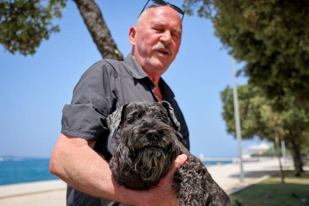 Zadar: Jovica Glumac nosi psa u &scaron;etnju