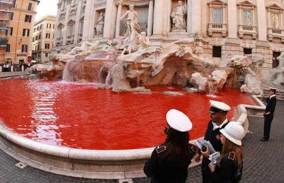 Nepoznati muškarac ulio crvenu boju u fontanu Trevi