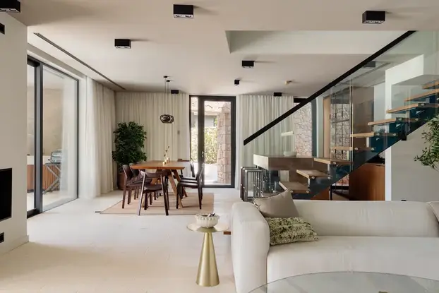 FOTO Prekrasna vila na Hvaru dobila je nagradu za dizajn - neprimjetno uranja u okoliš