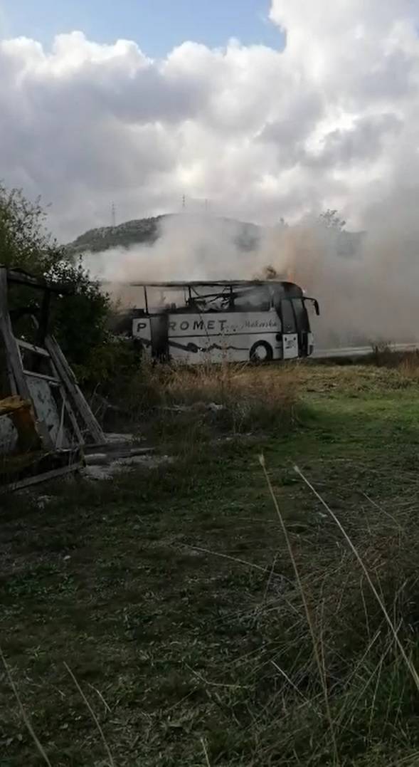 Buktinja  kod Klisa: Zapalio se autobus, evakuirali 20 putnika