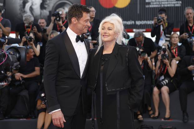 Hugh Jackman mit Ehefrau Deborra-Lee Furness bei der Premiere des Kinofilms The Son auf der Biennale di Venezia 2022 /