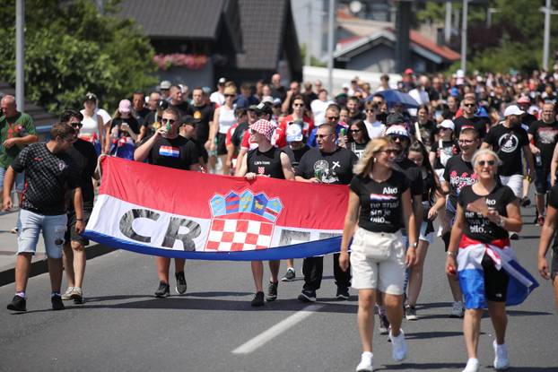 Zagreb: Tisuće fanova Thompsona prolazi Mostom mladosti koji je zatvoren za promet