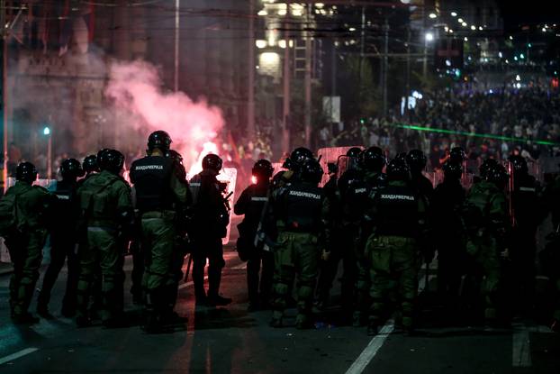 Beograd: Policija rastjerala građane koji su bili okupljeni u Ulici Kneza Miloša, nekoliko građana ozlijeđeno