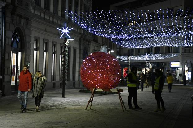 Sisak: Paljenjem prve adventske svijeće počela je manifestacija Božić u srcu grada