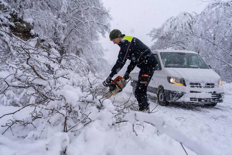 U Vrhovinama i Babinom Potoku palo je oko 50 do 80 cm snijega 