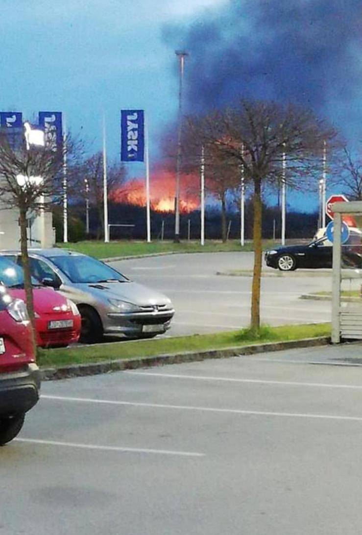 Požar u zagrebačkoj Dubravi gasilo 15 vatrogasaca s 4 vozila