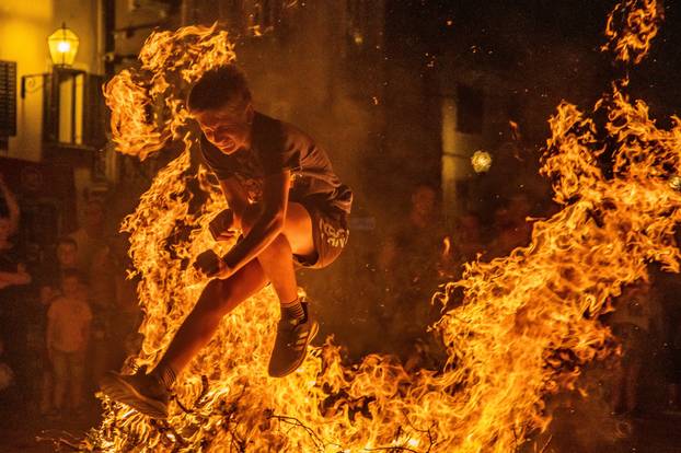 Mladići preskakali krijes Svetog Ivana i tjerali štrige preko Učke