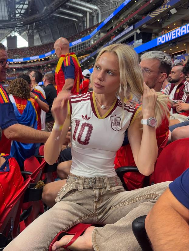 FOTO KAKVE LJEPOTICE! Ima li Španjolska najljepše WAGS-ice? Evo koga ljube Olmo i društvo...