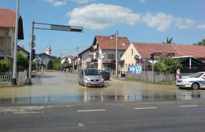 Pukla vodovodna cijev pa propao dio nogostupa