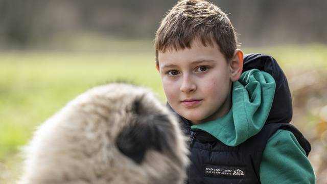 Simonu je tek 10 godina, a već više od godinu dana volontira u Skloništu za napuštene životinje u Zagorju
