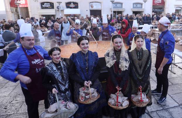 U Splitu građanima podijeljeno pet tisuća porcija bakalara i fritula