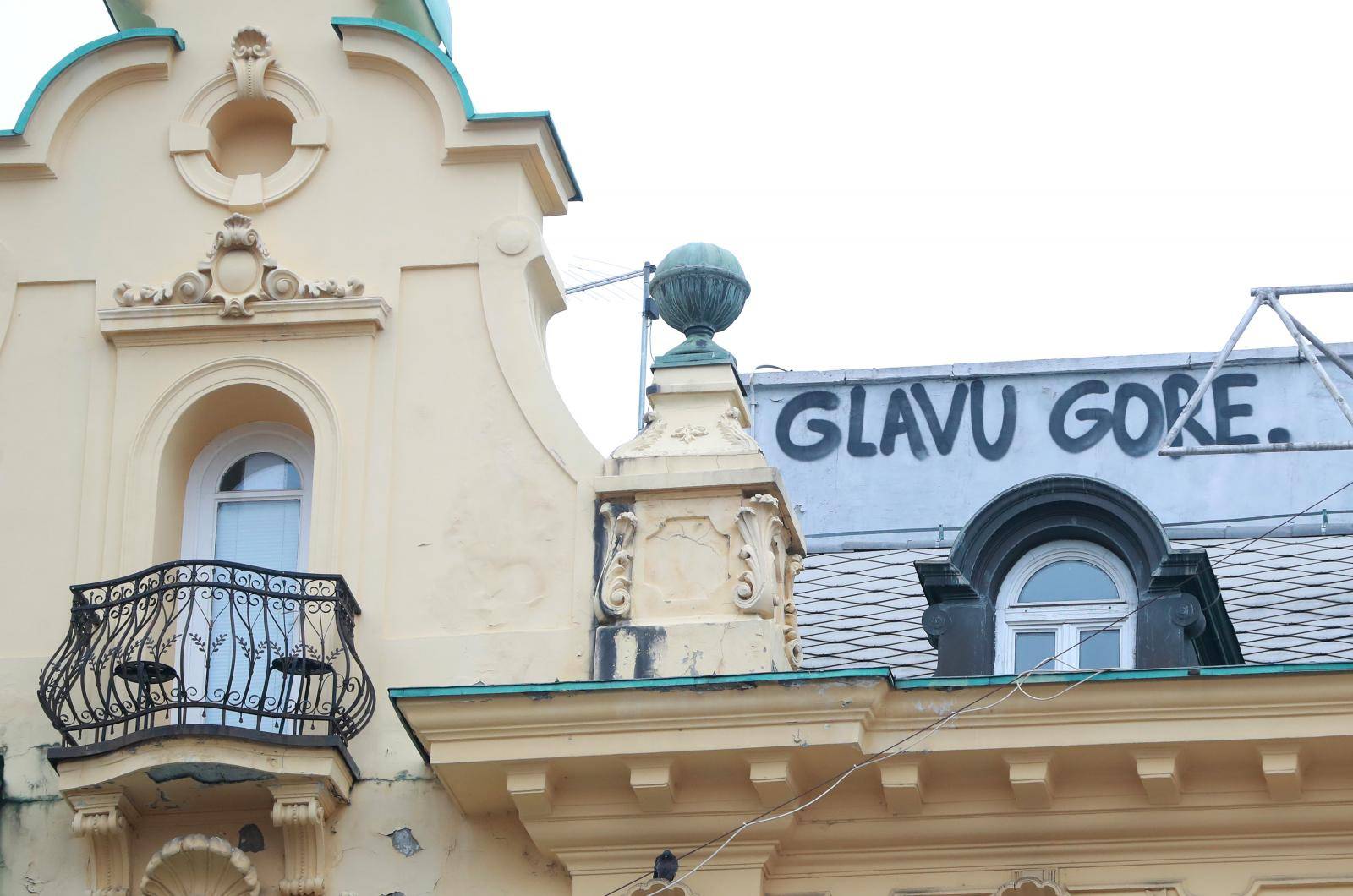 Zagreb: Na pročelju zgrade na glavnom gradskom trgu osvanu natpis "Glavu gore"