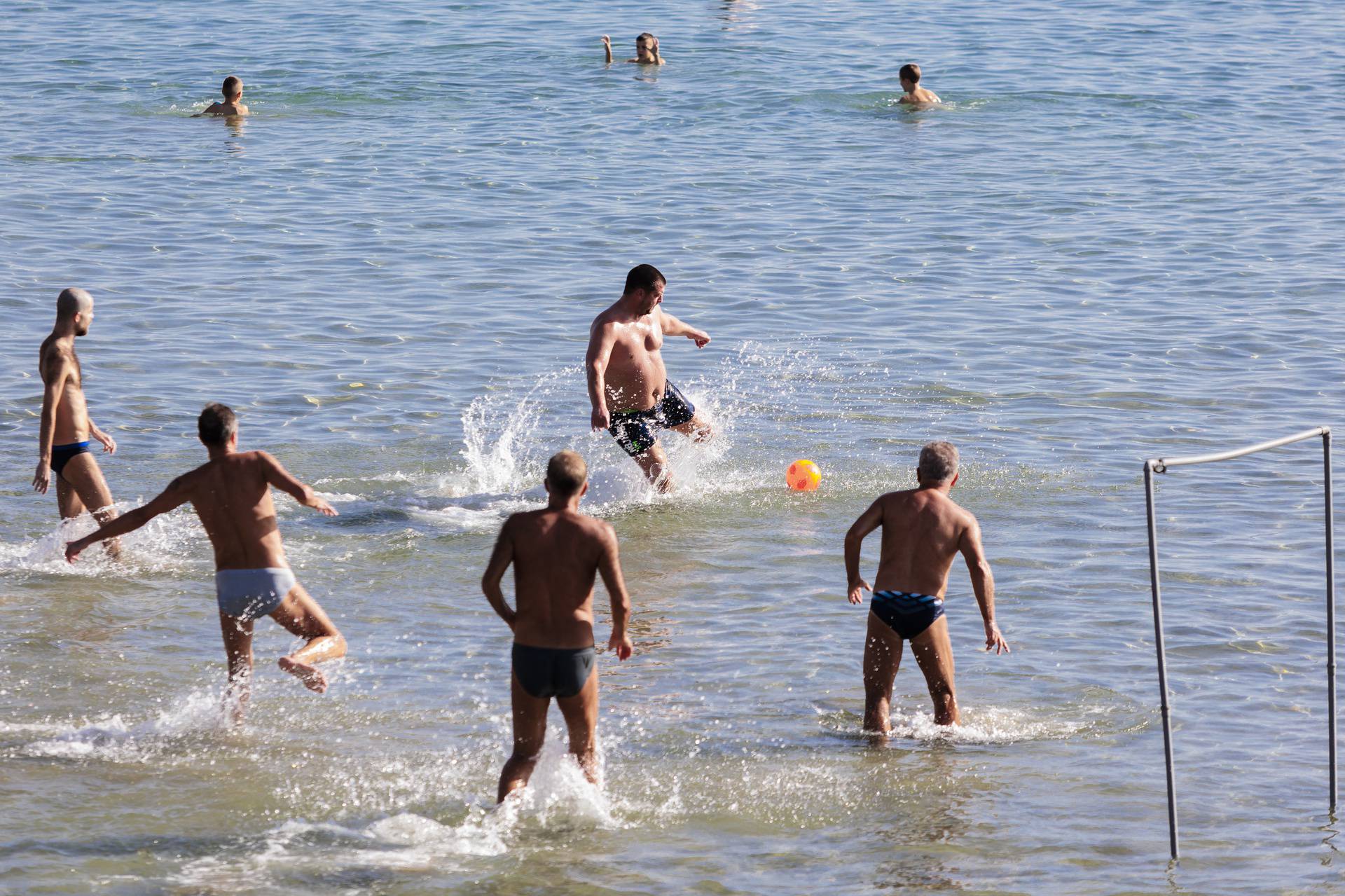 Splićani iskoristili iznadprosječno toplo vrijeme za kupanje na Bačvicama