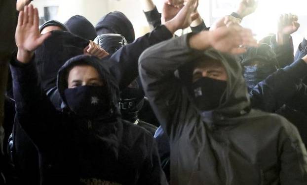 FOTO Pogledajte maskirane 'muškarčine' koje vrijeđaju ženu ispred Srpskog centra